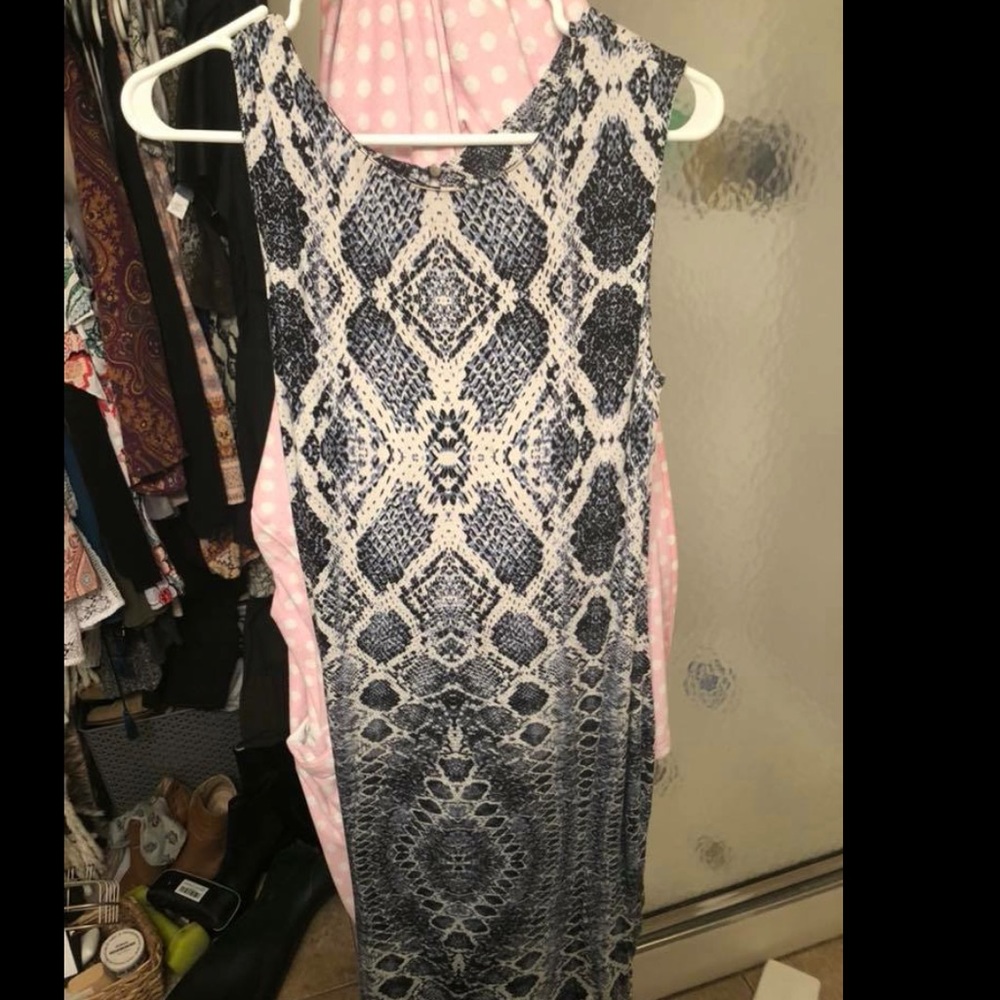 Super cute snakeskin print bodycon midi dress!